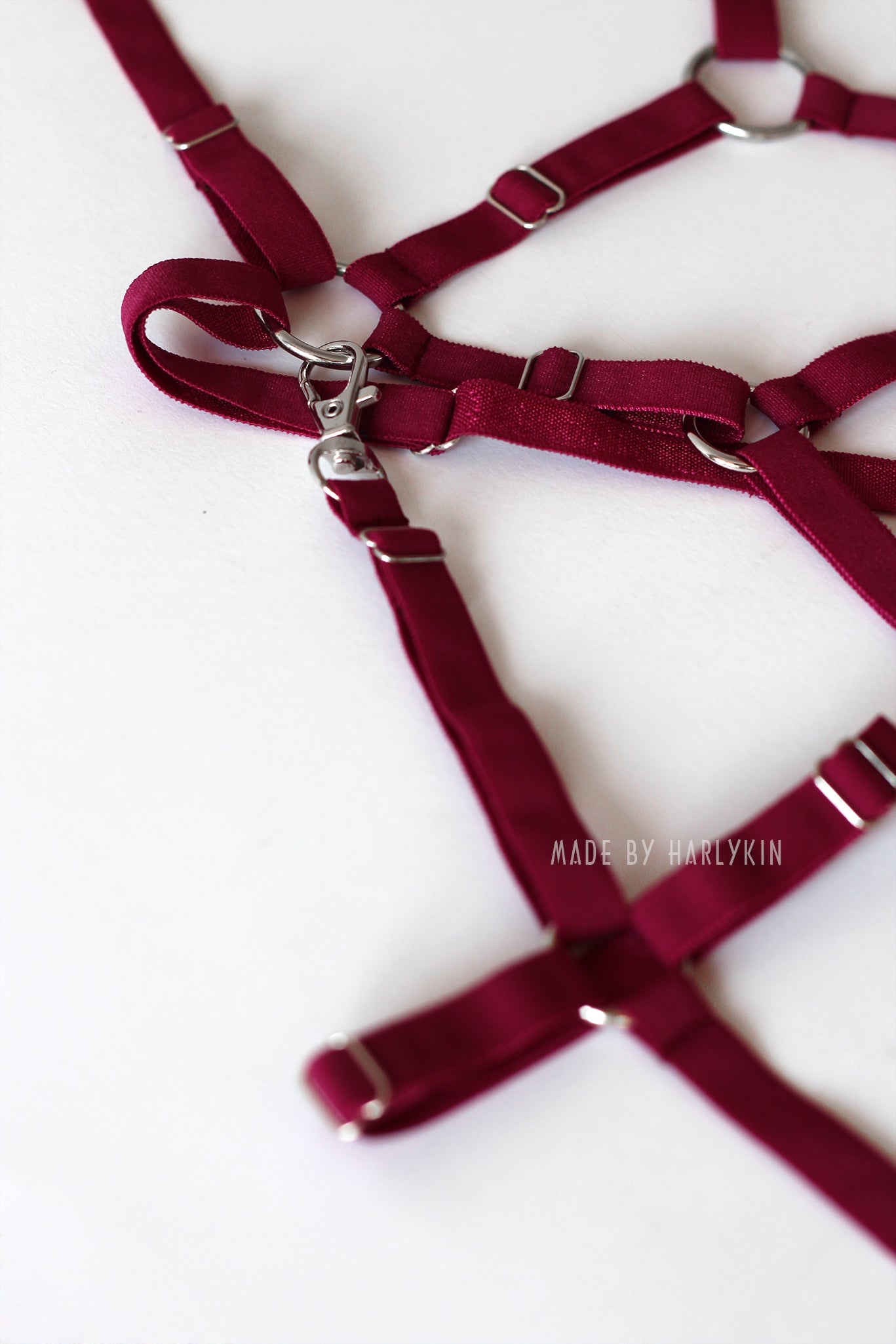 Neonoworóżowy komplet bielizny z uprzężą