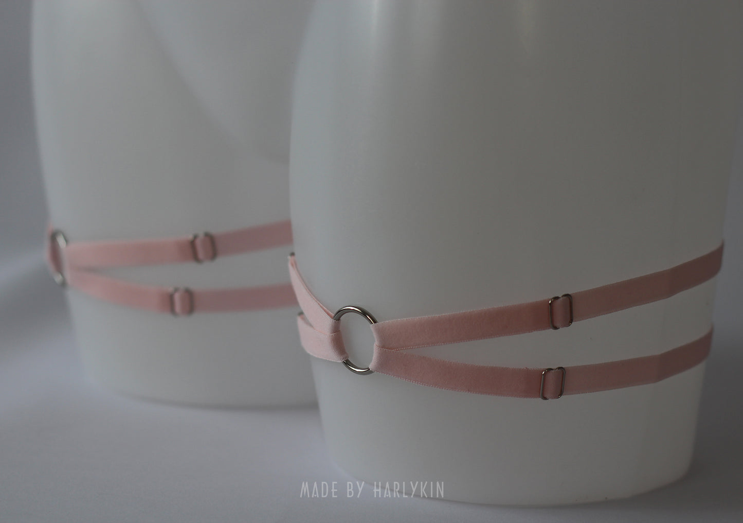 Neonoworóżowy komplet bielizny z uprzężą