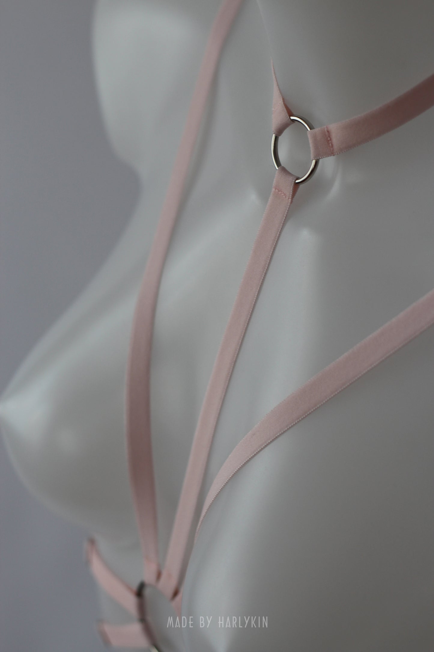 Neonoworóżowy komplet bielizny z uprzężą