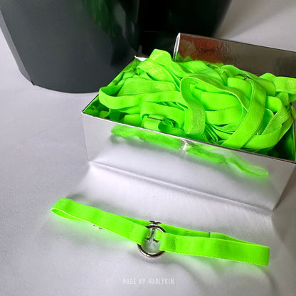 Neonoworóżowy komplet bielizny z uprzężą